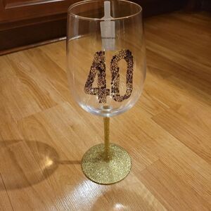 Fits a whole bottle of wine 40 birthday gold sparkle glass cup